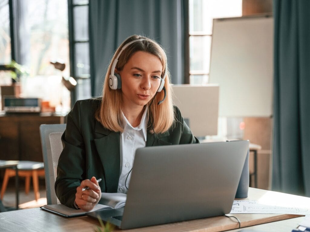 Professional Taking an Online Class Live with a Microsoft Certified Trainer.